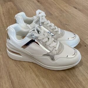 NEW Women’s Vepose Wedge Sneakers